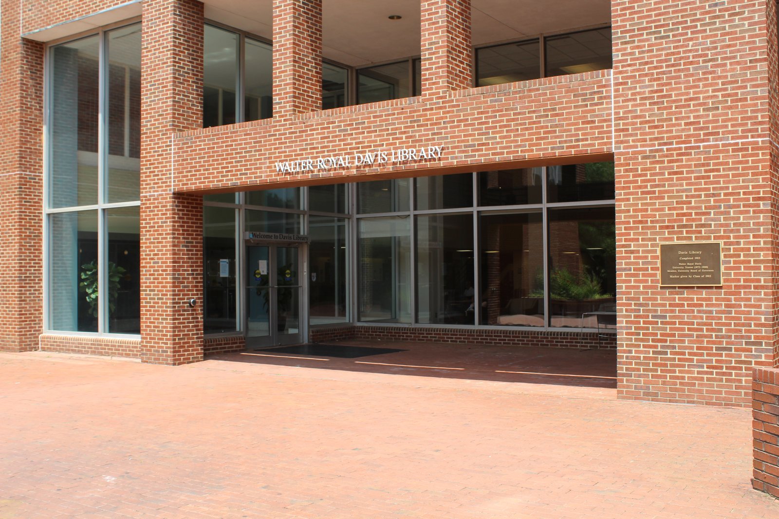 The entrance of Davis Library at the University of North Carolina at Chapel Hill